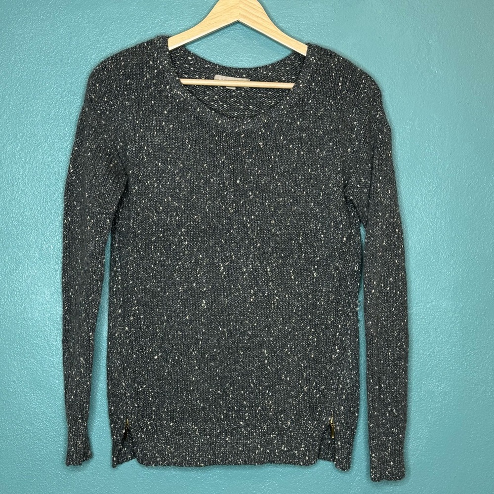Banana Republic Grey heather pull over
Sweater w/ Side Zippers size XS